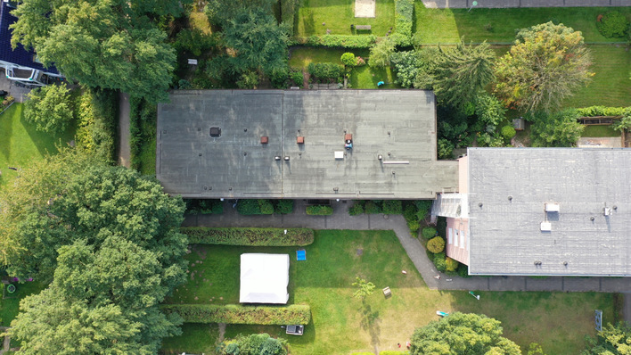 © Laudeley Das Gebäude im ruhigen Hamburger Stadtteil Ohlsdorf ist ein typischer, norddeutscher Backsteinbau aus dem Jahr 1968.