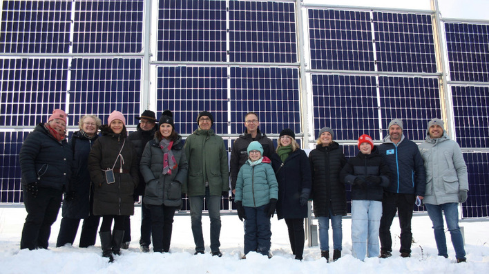 © Next2Sun Zur Eröffnung des neuen Solarparks ist sogar Wirtschaftsminister Cem Özdemir (6.v.l.) gekommen.