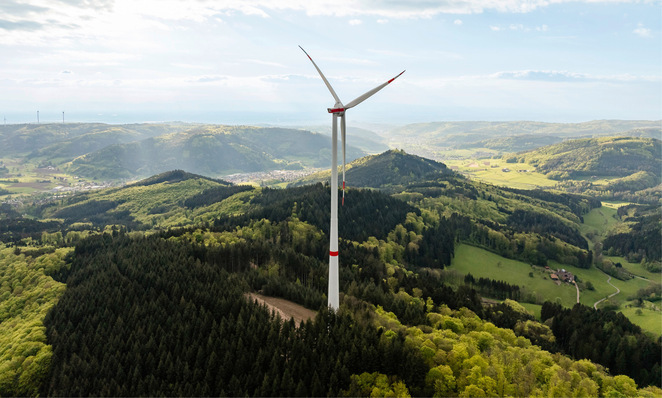 © Foto: badenova Die offiziell am 6. Mai gestartete Enercon-Turbine E-138 mit 4,2 Megawatt bei Offenburg. Betreiber Badenova führt sie als Windpark Kallenwald und liefert den Strom an das Industrieunternehmen Hansgrohe.