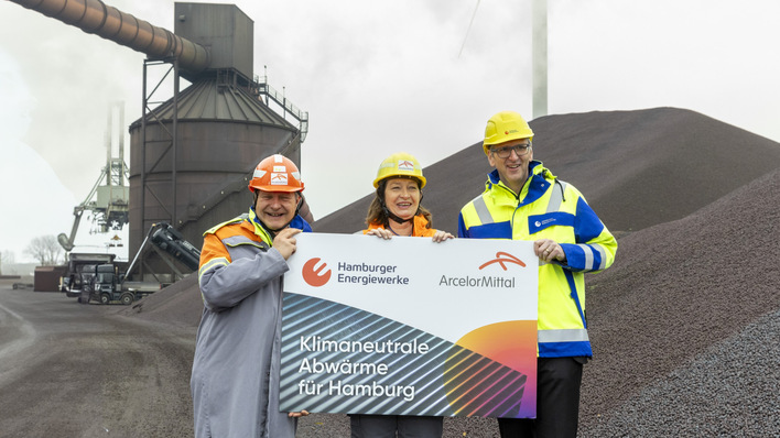 © Hamburger Energiewerke Hamburgs Energiesenator Jens Kerstan, Monika Boh, CEO von ArcelorMittal Hamburg, und Michael Prinz, Geschäftsführer der Hamburger Energiewerke freuen sich über den Wärmeliefervertrag.