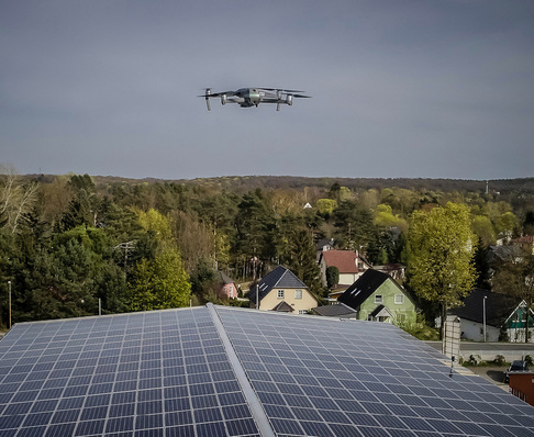 © Foto: Thomas Gorski/Airteam Drohnen sind ein erster Ansatz, um den Bedarf an Personal bei der Planung und beim Betrieb von Solaranlagen zu reduzieren.