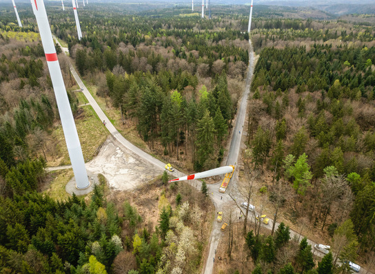 © Foto: Uhl Windkraft Errichtung des Windparks Sulzbach-Laufen in Baden-Württemberg. Das Projekt von Uhl Windkraft führte zur Errichtung von sieben E-160-Anlagen.