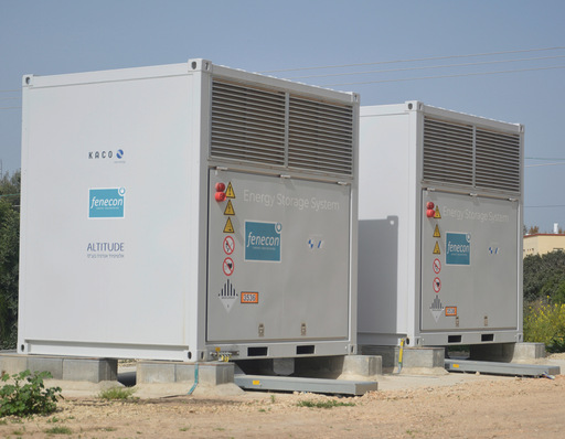 © Foto: Fenecon Speichersysteme können überschüssige Energie aufnehmen und zeitversetzt in das Stromnetz einspeisen. So werden Netze entlastet und Solar- und Windparks vor Ertragsverlusten geschützt.