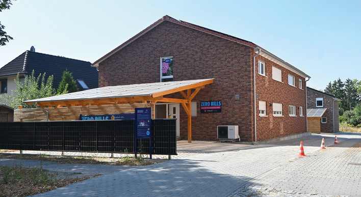 © Foto: Velka Botička Von außen sieht es aus wie ein ganz normales Haus. Nur die großen Solaranlagen zeigen: Hier hat die Sonne die Regie bei der Energieversorgung übernommen.