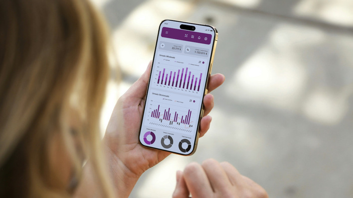 © Tesvolt Energy Tesvolt Energy hat für die Vermarktung eine eigene Software entwickelt. Über ein Dashboard können die Betreiber jederzeit sehen, wie viel Speicherstrom aus ihrer Anlage gerade gehandelt werden.