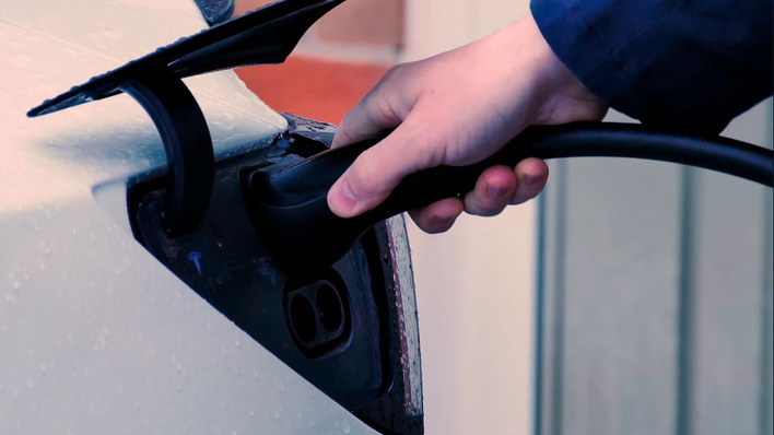 © Octopus Energy Das Elektroauto dann laden, wenn viel Sonnen- und Windstrom im Netz ist: Mit einer Vergütung sind Hauseigentümer:innen bereit, ihren Stromverbrauch anzupassen.