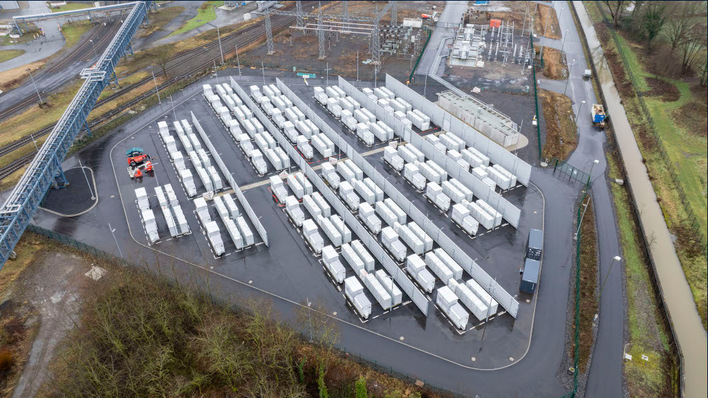 © RWE Einst rauchten in Hamm die Schornsteine des Steinkohlekraftwerks Westfalen. Jetzt steht ein großer Batteriespeicher auf dem Gelände.