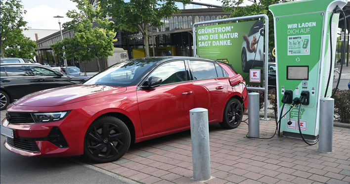 © Foto: Velka Botička Solange E-Autos an der Ladestation stehen, können sie Flexibilität anbieten und Geld verdienen.