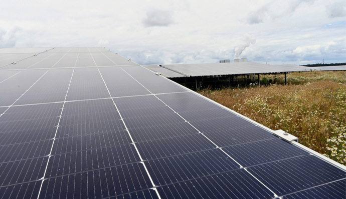 © Foto: Velka Botička Die Finanzierung von Solarparks und gewerblichen Dachanlagen wird komplexer, bleibt aber weiterhin möglich.