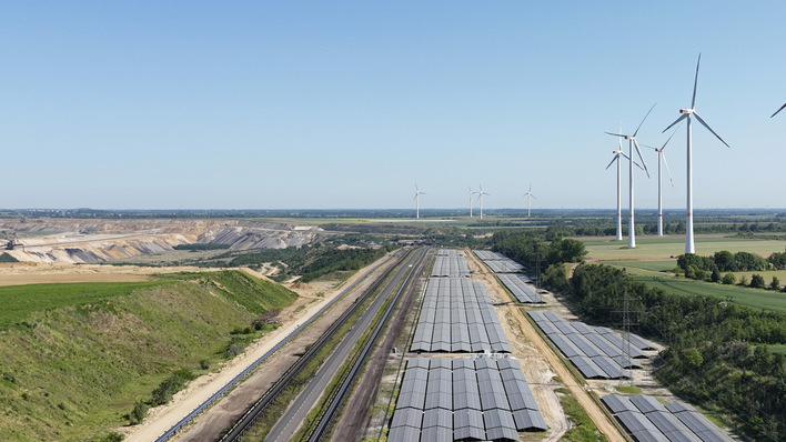 © RWE Solarpark Garzweiler von RWE – ein Beispiel für die Zeitenwende von fossilen zu erneuerbaren Energien, die nun auch von der neuen Regierung verstanden werden muss.