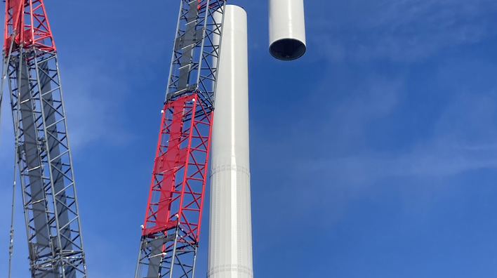 © ENERCON HST-Konzept für Windturbinentürme: Hybrid Steel Tower - eine untere Turmhälfte als Sockel aus einem Modular-Steel-Tower (MST) und eine oberere traditionelle Stahlzylinderturmhälfte. Ab jetzt (März 2025) ist das Konzept HST für Türme bis 175 Meter Nabenhöhe verfügbar.