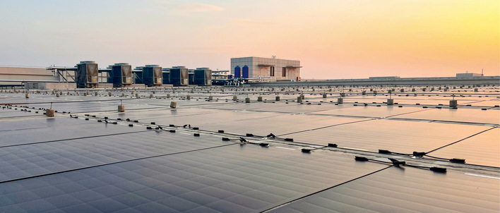 © Foto: Euronergy Die leichtgewichtigen Module von Euronergy sind unter anderem perfekt geeignet zur Installationen auf Gewerbedächern mit wenig Lastreserven. Die Wechselrichterhersteller haben dazu die passende Leistungselektronik.