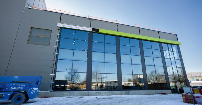 © Foto: TESVOLT Die neue Halle bei Tesvolt in Wittenberg mit großer Glasfront.