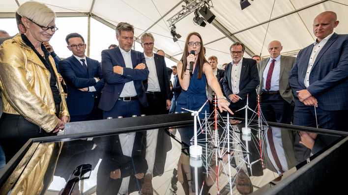 © DLR-Fotomedien – M.Soppa Der Bundeswirtschaftsminister 2023 beim Besuch eines Forschungswindparks des Deutschen Zentrums für Luft- und Raumfahrt in Krummendeich bei Hamburg