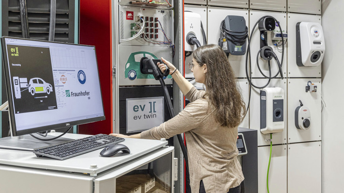 © Fraunhofer ISE Die Forscher:innen haben die Wallboxen im digitalen Gridlab des Fraunhofer ISE gemessen. Sie haben dabei den eigens entwickelten digitalen Fahrzeugzwilling „ev twin“ genutzt. Dieser kann das Verhalten von 5.000 verschiedenen E-Autos simulieren.