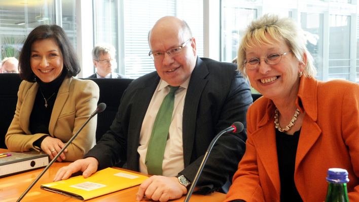 © Deutscher Bundestag / Lichtblick/Achim Melde 2013 ist Peter Altmaier, Bundesminister für Umwelt, Naturschutz und Reaktorsicherheit zu Gast im gleichnamigen Ausschuss des Deutschen Bundestages. Die Sitzung wird von der Vorsitzenden Eva Bulling-Schröter, Die Linke, geleitet. Links im Bild die zu der Zeit Parlamentarische Staatssekretärin Katharina Reiche, CDU/CSU.