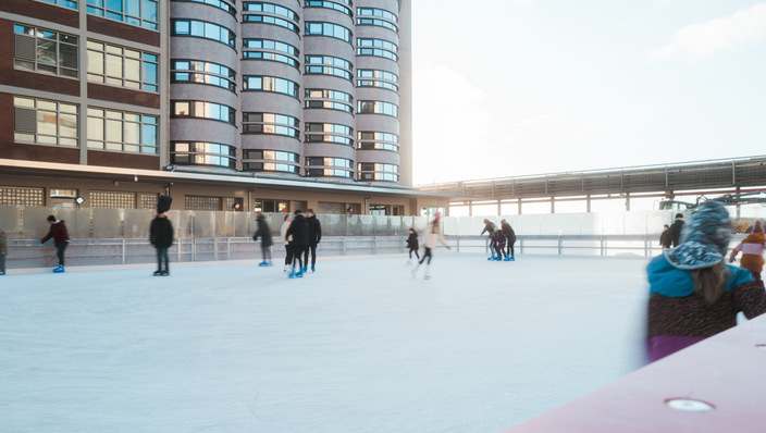 © Andreas Müller - Stadt.Energie.Speicher Eislaufbahn über dem Oberflächenkaltwasserspeicher des Bremer Überseeinsel-Quartiers vor dem zum Hotel umgebauten ehemaligen Kellogg-Speichersilo