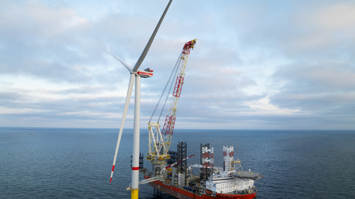 © EnBW - Weltenangler Erste Windenergieanlage im Nordsee-Windpark He Dreiht von EnBW, errrichtet im April 2025, der noch 2025 mit 960 Megawatt ans Netz gehen soll.