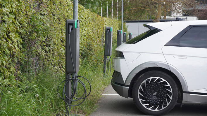 © Lade Um die Kosten für das Laden der Elektroautos zu minimieren, müssen Unternehmen vor allem eigenen Solarstrom laden. Die notwendigen Steuerungen dafür sind längst am Markt erhältlich.