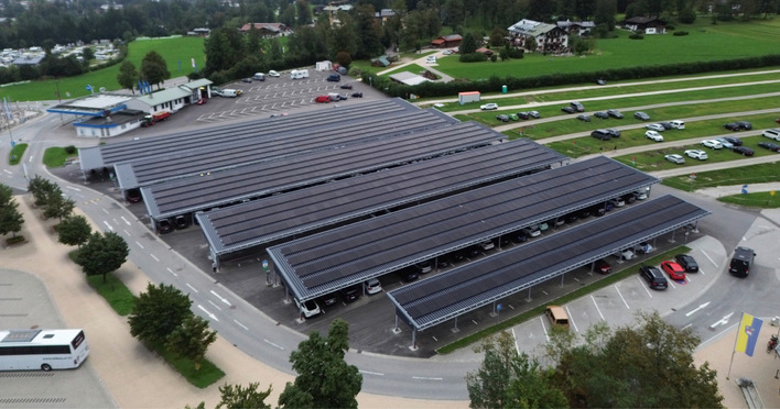 © Foto: Watzmann Neue Energie Insgesamt 4.700 Quadratmeter des Parkplatzes am Königssee wurden mit Solarmodulen überdacht. Für die Gemeinde ist dies in Zukunft eine Einnahmequelle.