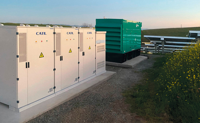 © Foto: Socomec Die Kombination von Speicher und Solarpark rückt auch bei Bestandsanlagen in den Fokus.