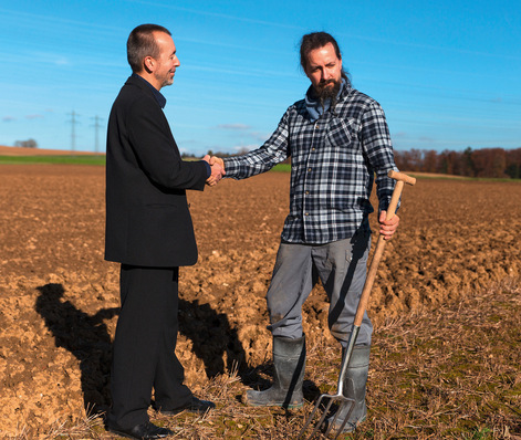 © Foto: M.Dörr & M.Frommherz - stock.adobe.com Grundstücke für Wind- und Solarprojekte können gepachtet oder auch gleich käuflich erworben werden.