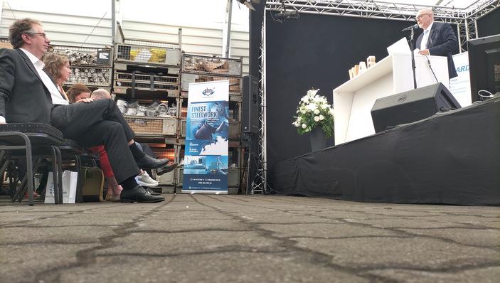 © Tilman Weber Windforce 2025 in Bremerhaven: Jens Assheuer, Vorstandsvorsitzender WAB, Hester Somsen, Botschafterin der Niederlande in Deutschland im Publikum, auf der Bühne spricht der Staatsrat bei der Senatorin für Wirtschaft, Häfen und Transformation in Bremen, Kai Stührenberg.