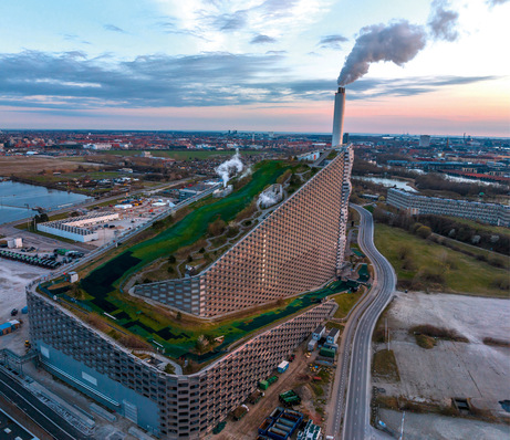 © Foto: tamas - stock.adobe.com Die Müllverbrennungsanlage Amager Bakke verbrennt seit 2017 in Kopenhagen jährlich 400.000 Tonnen Müll und beliefert rund 160.000 Haushalte mit Fernwärme und 62.500 Häuser mit elektrischer Energie. Das Dach dient als künstliche Skipiste.