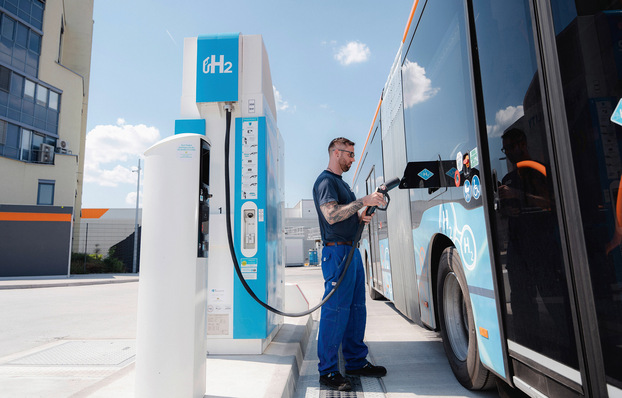 © Foto: H2 MOBILITY/jackzproductions Baden-Württemberg schafft Anreize für die Investition in Wasserstoff-Nutzfahrzeuge und entsprechende Infrastruktur.