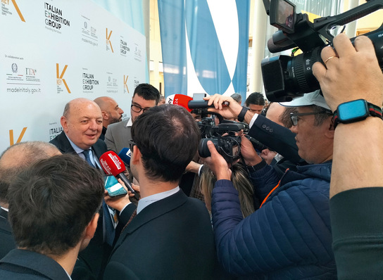 © Foto: Tilman Weber Minister für Umwelt und Energiesicherheit, Gilberto Pichetto Fratin, umringt von Journalisten auf der Messe Key in Rimini im März 2025