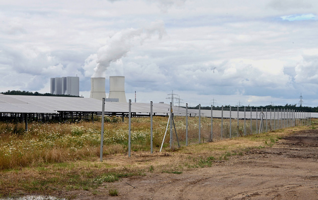 © Foto: Velka Botička Sonne oder Gas? In der Bundesregierung ist die Entscheidung noch nicht endgültig gefallen. Immerhin: Im sächsischen Witznitz wurde eine alte Kohlehalde solarisiert.
