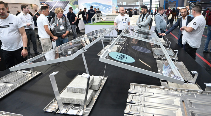 © Foto: Velka Botička Für künftige Aufgaben gewappnet: Montagesysteme für Flachdächer müssen sich schnell aufbauen lassen. Aerocompact hat zudem noch die Logistik mitgedacht.