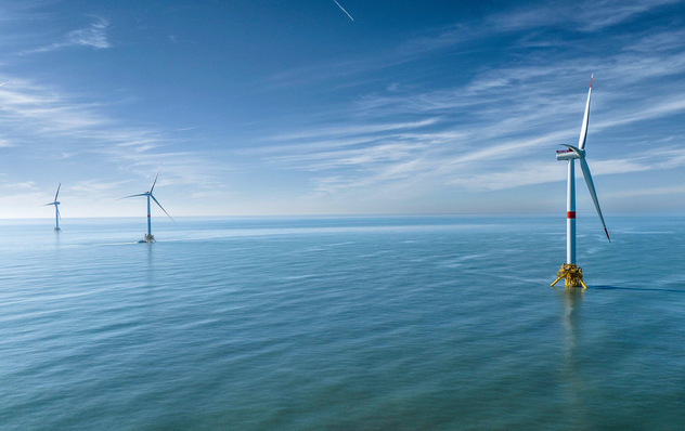 © Foto: EDF Im Juni fertiggestellter neuer schwimmender Offshore-Windpark und der erste Windpark Frankreichs aus mehreren Floating-Wind-Turbinen in Offshore-Nennleistungsgröße: Mittelmeerprojekt Provence Grand Large bei Marseille aus drei Siemens-Gamesa-Anlagen mit zusammen 25 Megawatt.