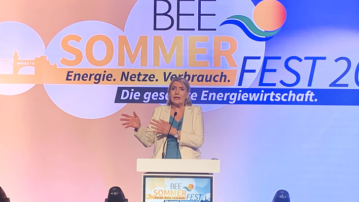 © Nicole Weinhold Simone Peter wird mit viel Applaus als Präsidentin des BEE nach acht Jahren auf dem Sommerfest verabschiedet.