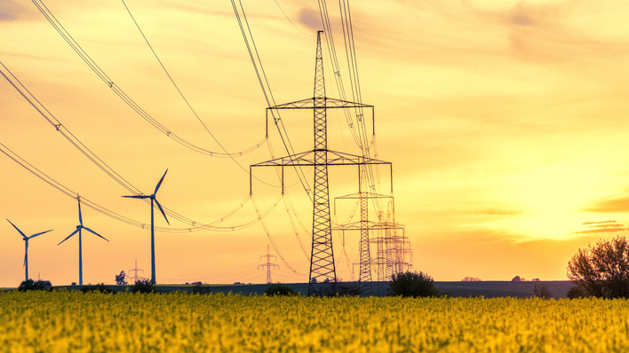 © marcus_hofmann - stock.adobe.com Strommasten und Windräder