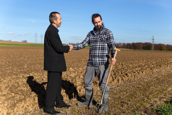 © M.Dörr & M.Frommherz - stock.adobe.com Grundstücke für Wind- und Solarprojekte können gepachtet oder auch gleich käuflich erworben werden.