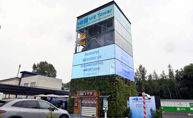 © Velka Botička Mit begrünter Fassade und Solaranlage auf dem Dach: Bei dieser Version des We Towers parken und laden zehn Elektroautos auf einer Fläche von 50 Quadratmetern.
