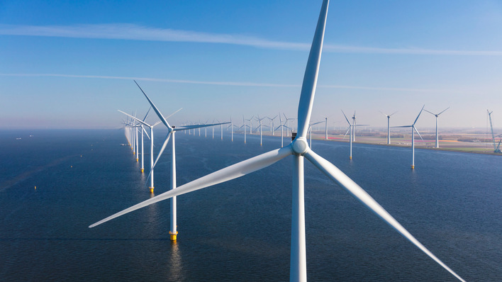 Reihen von Offshore-Windturbinen, die unter einem strahlend blauen Himmel erneuerbare Energie im Meer erzeugen. - © Peter Adams -stock.adobe.com