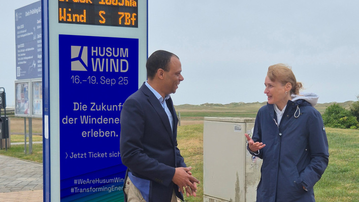 © GEM Interview bei Starkwind in Sankt Peter-Ording: Pascal Hofer (l.) und Nicole Weinhold im Gespräch.