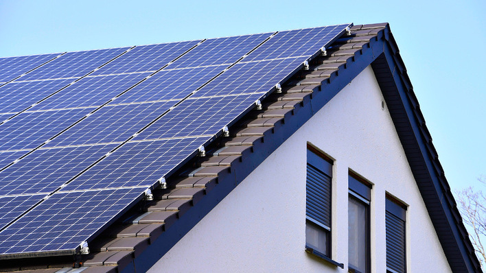 © Jörg Sutter/DGS Die Betreiber von kleinen Dachanlagen sollen ihre Generatoren steuerbar machen. Dabei sind die Netzbetreiber noch heftig im Verzug, um dies überhaupt realisieren zu können.