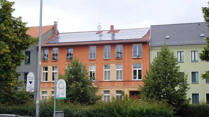 © Velka Botička Die solare Dachanlage ist ein wichtiges Standbein der Energiewende. Statt über Vergütungskürzung zu diskutieren, sollte die Politik lieber die clevere Nutzung ermöglichen.