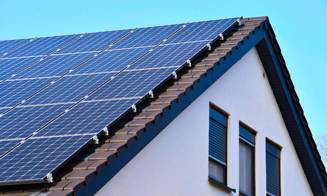 Auf dem Dach eines Hauses installierte Solarmodule bei geschlossenen Fensterläden und strahlend blauem Himmel. - © Foto: Jörg Sutter/DGS