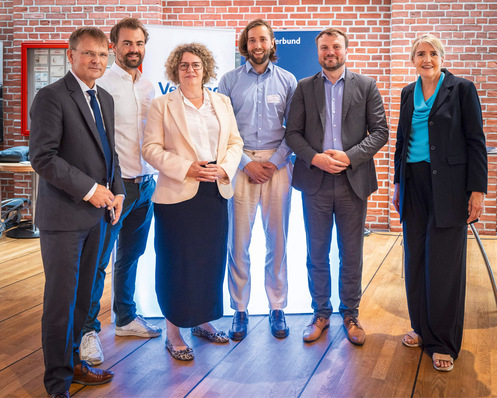 © Foto: Bundesverband WindEnergie BEE/BWE-Geschäftsführer Wolfram Axthelm (links), BEE-Präsidentin Simone Peter (rechts), Daniel Keller, Brandenburgs Minister für Wirtschaft, 
Arbeit, Energie und Klimaschutz (zweiter von links) und Team Verbund Green Power Deutschland (von links): Dörte Zink, Lucas Friedrich, Jan Kamm.