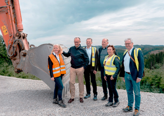 © Foto: Trianel Bundeskanzler Merz, selbst bekennender Windkraftskeptiker, im Juli auf dem Baufeld des kommunalen Vorzeigewindparks Sundern in seinem Wahlkreis Hochsauerlandkreis mit Vertretern der Projektpartner. „Dieses Landschaftsbild zu erhalten ist genauso wichtig wie solche Anlagen“, sagte er dem WDR.