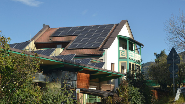 © Velka Botička Hausdächer voller Solarmodule könnten der Vergangenheit angehören, wenn die Investoren keine Vergütung mehr für ihren Überschussstrom bekommen. Dieser fehlt dann im Netz.