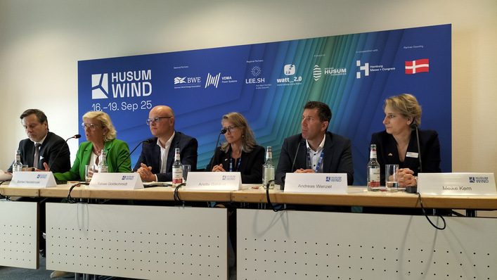 © Tilman Weber von links: Dennis Rendschmidt, Geschäftsführer VDMA Power Systems, Bärbel Heidebroek, Präsidentin BWE, Tobias Goldschmidt, Energiewendeminister Schleswig-Holstein, Anette Galskiøt, dänische Generalkonsulin, Andreas Wenzel, Geschäftsführer der Deutsch-Dänischen Handelskammer, Meike Kern, Messeleiterin