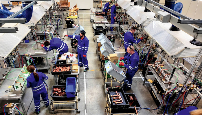 © Foto: Panasonic In der Produktion von Wärmepumpen bei Panasonic in Pilsen werden viele Arbeitskräfte gebraucht.