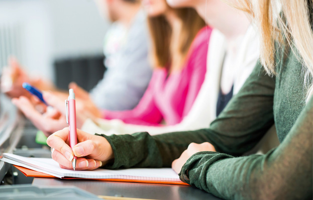 © Foto: Kzenon - stock.adobe.com Neben technischem Personal finden auch Projektleiter und Führungskräfte Wasserstoff-Weiterbildungsangebote in Schulungszentren.